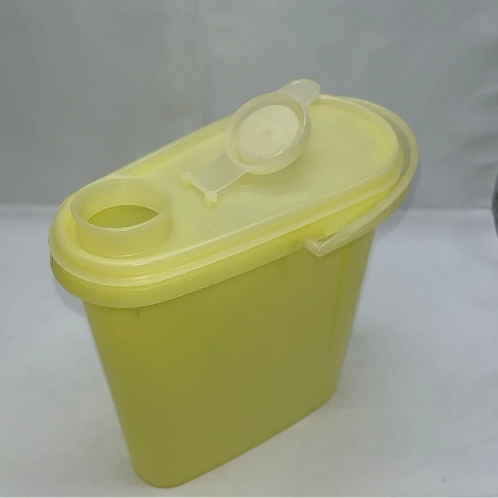 Vintage Tupperware Yellow Beverage Buddy 587 2-Qt Pitcher Pour Seal & Handle ++